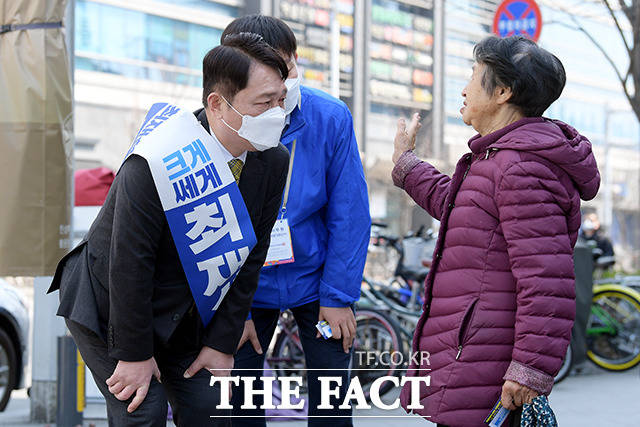 어르신이 부르자, 곧바로 무릎 굽히는 최 후보