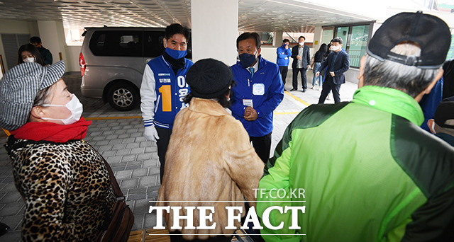 이용선 후보(왼쪽 두번째)와 함께 지지를 호소하는 원혜영 의원(왼쪽 네번째)