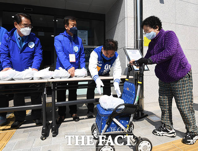 이용선 후보(왼쪽 세번째)와 함께 도시락 배급하는 라떼는!유세단 원혜영 의원(왼쪽 두번째)과 백재현 의원(왼쪽)