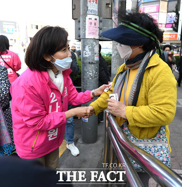 4.15총선 서울 동작구을에 출마한 미래통합당 나경원 후보가 3일 오후 서울 동작구 흑석동 빗물펌프장 앞에서 유세를 진행한 가운데 시민들을 만나 지지를 호소하고 있다. /임세준 기자