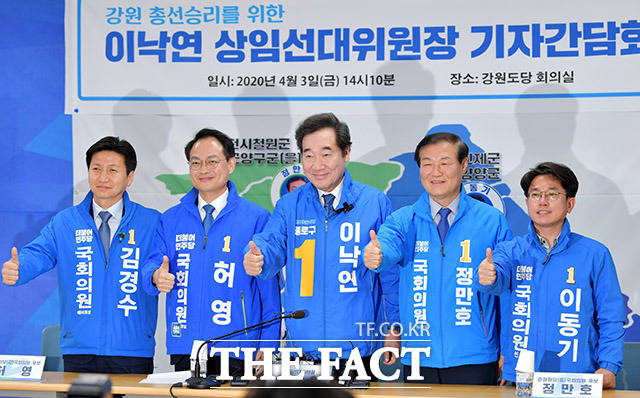 후보들과 다 같이 엄치 척