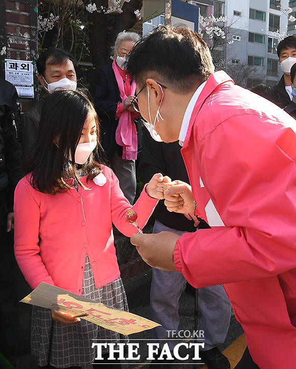 어린이와 주먹 인사도 하고~