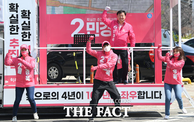 안무를 소화하는 민 후보