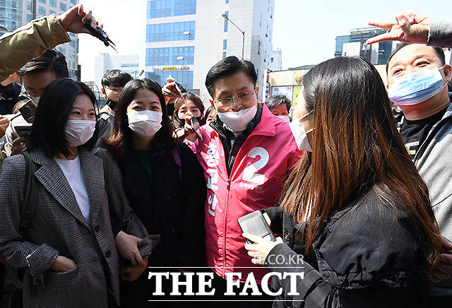 젊은이들과 대화도 나누고~