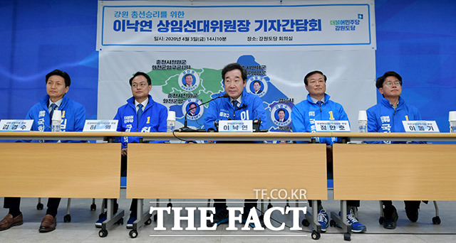 강원 지역구 후보들과 총선 승리 다짐하는 이 위원장.