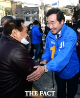 [TF포토] 지지자들과 인사 나누는 이낙연 후보