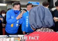 [TF포토] 이낙연, '맛있는 떡 주세요~'