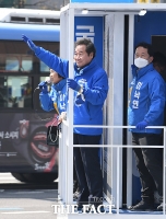 [TF포토] 유세차 탄 이낙연 후보