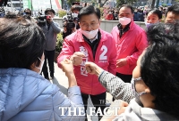 [TF사진관] 창신동 유세 나선 황교안, 주민들과 외치는 '파이팅'