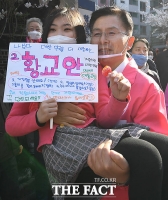 [TF사진관] 응원 온 어린이 번쩍 안아올린 황교안