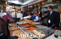 [TF포토] '라떼는! 유세단' 활동하는 원혜영 의원