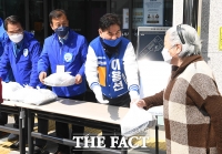 [TF포토] 이용선 후보 지원 유세 나선 '라떼는! 유세단'