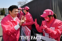 [TF포토] 원유철, '악수대신 2번 인사'