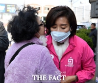 [TF포토] 주민 목소리 경청하는 나경원 후보