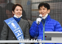 [TF포토] 남편 조기영 시인과 함께 유세하는 고민정 후보