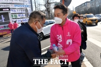 [TF포토] 유권자들과 인사하는 정승연