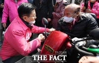 [TF포토] 휠체어 어르신에 키 낮춘 황교안
