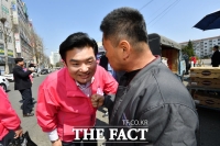 [TF포토] 현장의 소리 경청하는 원유철