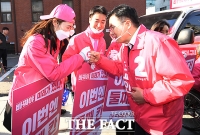 [TF포토] 미래한국당 비례후보들과 인사하는 황교안