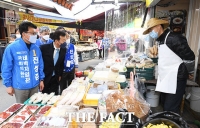 [TF사진관] 진성준 후보와 함께 방신전통시장 유세 나선 '라떼는! 유세단'