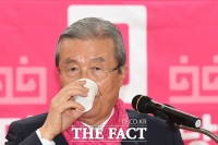 [TF포토] 목 축이는 김종인