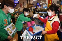 [TF사진관] 노량진 수산시장 방문한 김정화, '민생 찾아 시장 투어'