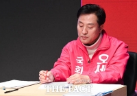 [TF포토] 토론 자료 살피는 오세훈