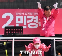 [TF사진관] '안무 본능(?)' 뽐내는 민경욱