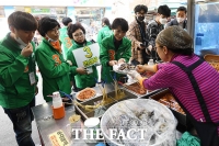 [TF포토] 분식 먹으며 상인의 고충듣는 김정화 위원장