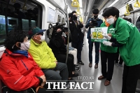 [TF포토] 지하철 시민들과 인사 나누는 김정화 민생당 공동선대위원장