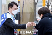 [TF포토] 유권자와 주먹 인사하는 최재성