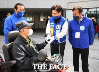 [TF포토] 지지 호소하는 이용선 더불어민주당 양천구을 국회의원 후보