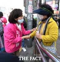 [TF사진관] 얼굴 맞대며 지지 호소하는 나경원 후보