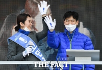 [TF포토] 남편과 함께 손 흔드는 고민정 후보