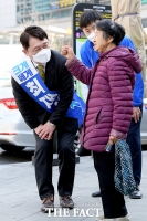 [TF포토] 최재성 '무릎 굽히고, 유권자와 눈 맞추고'