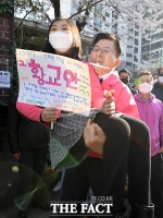 [TF포토] 응원 어린이 안아 든 황교안