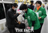 [TF포토] 김정화, '지하철에서도 이어지는 주먹인사'