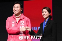 [TF포토] 토론회 전 주먹 인사하는 고민정-오세훈