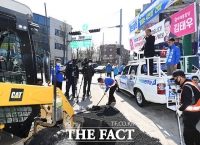 [TF사진관] '극한 환경도 문제 없어요!'…진성준 후보 지원 나선 '라떼는! 유세단'