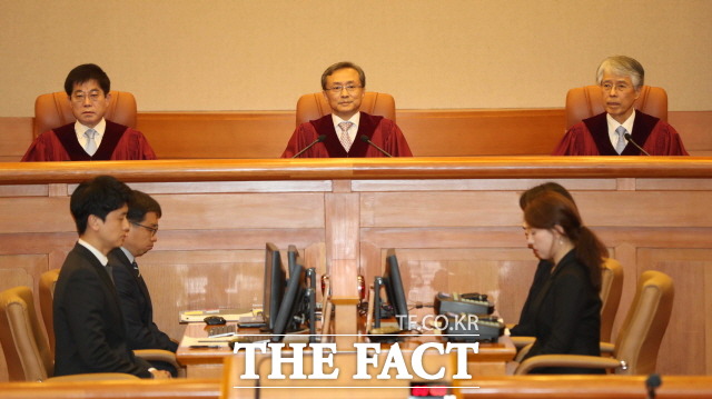 회원제 골프장을 일반 대중 골프장과 달리 사치성 재산으로 판단해 4%의 세금을 적용하도록 한 과거 지방세법 제111조 1 등이 합헌이라는 헌재 결정이 나왔다. 사진은 지난해 낙태죄 처벌 위헌 결정 당시 심판정에 자리한 유남석 헌법재판소장 및 재판관들. /뉴시스