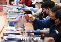 [TF포토] '신속 정확한 분류'