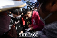 [TF사진관] 자신의 저서에 사인하는 황교안 후보