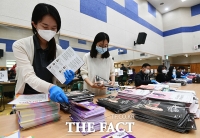 [TF포토] 4.15 총선 선거 공보물 발송작업
