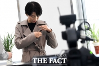 [TF포토] 녹화 준비하는 김정화