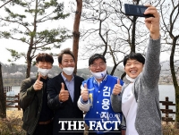 [TF포토] 청년들과 기념 사진 찍는 김용진 후보와 임종석 전 실장