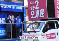 [TF포토] 오세훈 후보 선거차량에 인사하는 고민정 후보