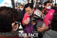 [TF포토] 시민들과 포옹하는 황교안