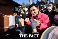 [TF포토] 황교안, '쇄도하는 주먹인사'