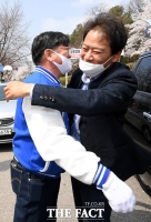 [TF포토] 이천 김용진 후보와 포옹하는 임종석 전 실장