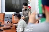 [TF사진관] '의사봉 넘긴(?)' 김정화, '대표님은 녹화중'